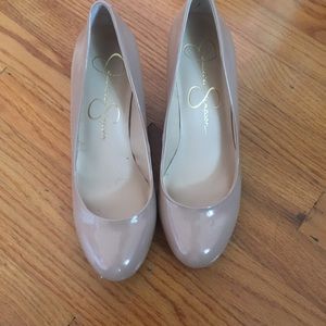 nude pumps (wedges) NEW